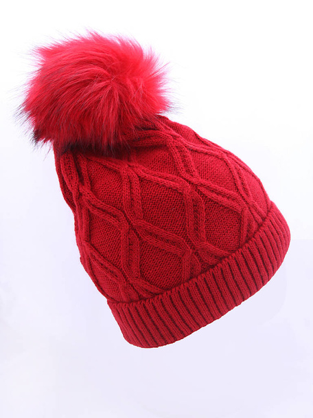 Dámská pletená čepice izolovaných na bílém background.hat s bambulí. Red hat . - Fotografie, Obrázek