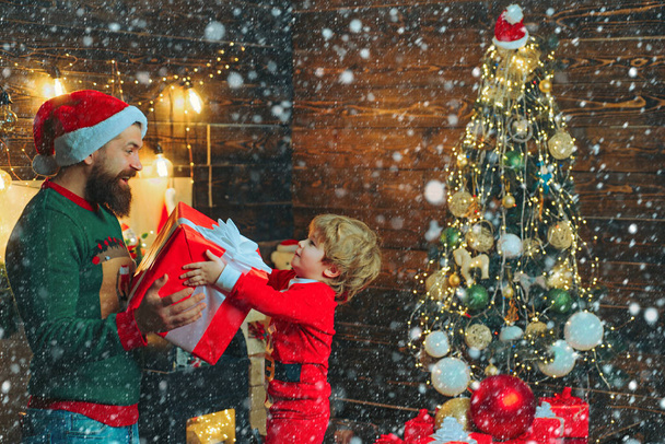 Kids enjoy the Christmas holiday. Happy father and son decorating Christmas tree. Christmas family. The morning before Christmas. - Foto, Imagen