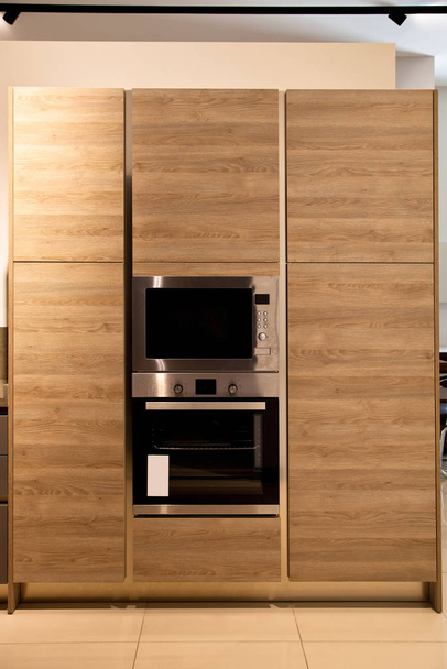 豪華な木製のモダンなキッチンオークキャビネットのインテリア - 写真・画像