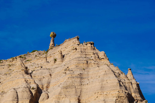 La erosión ha creado un pináculo muy grande e inusual en la cima de una montaña de piedra arenisca en Tent Rocks
. - Foto, imagen