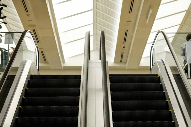 Escalada lateral oposta moderna e luxuosa com escadaria
 - Foto, Imagem