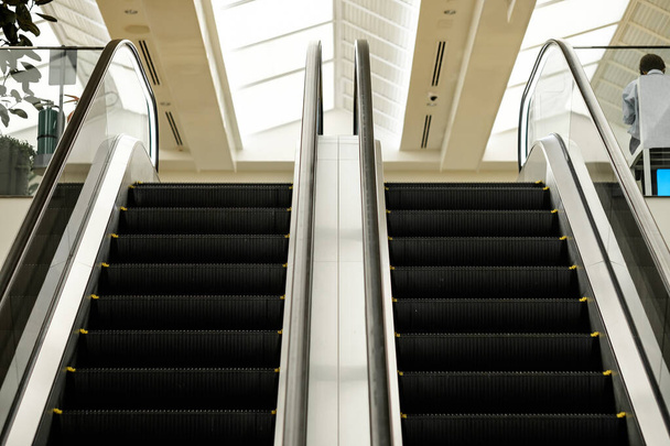 Moderni ja ylellinen vastapäätä liukuportaikko portaikko
 - Valokuva, kuva