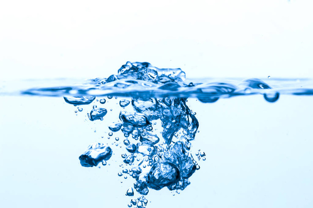 Spritzwasser, blau, wellig, weißer Hintergrund - Foto, Bild