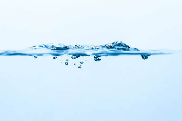 Agua salpicada, azul, ondulado, fondo blanco
 - Foto, imagen