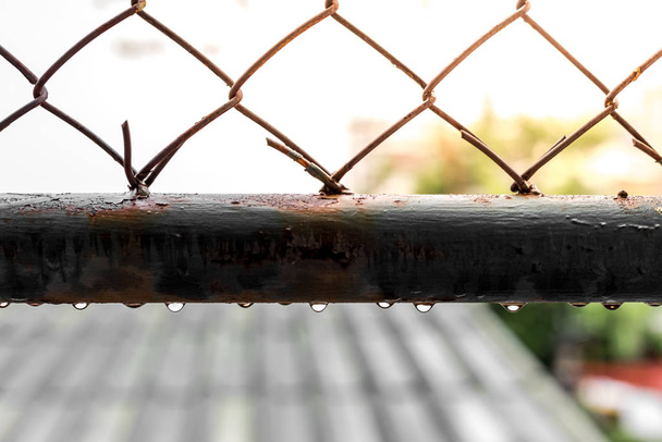 Капли воды на старых стальных решетках
 - Фото, изображение
