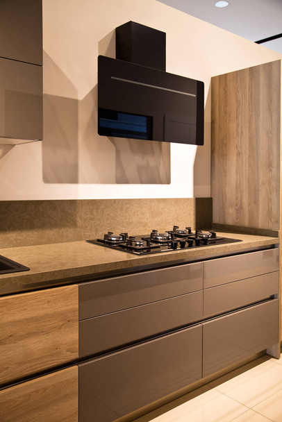 Wnętrze luksusowej nowoczesnej kuchni i dębowe szare szafki - Zdjęcie, obraz