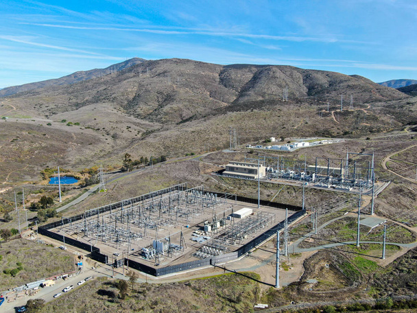 Електростанція високої напруги з сухим гірським фоном
 - Фото, зображення
