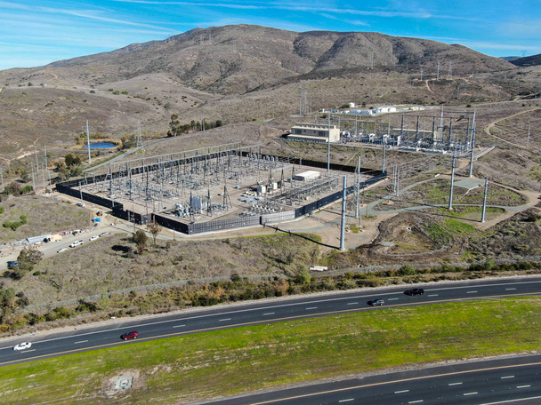 Hoogspanning elektrische centrale met droge berg achtergrond - Foto, afbeelding