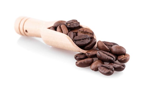 frische Kaffeebohnen in Holzlöffel isoliert auf weißem Hintergrund - Foto, Bild