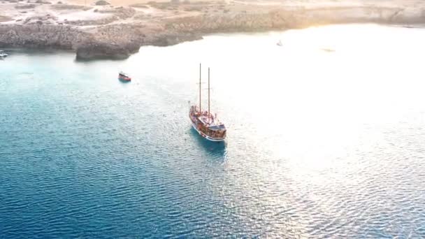 Barche, yacht e navi da crociera a Ayia Napa laguna blu. Distretto di Famagosta, Cipro - Filmati, video