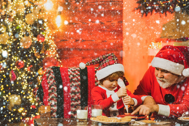 クリスマス・ファミリー・ベーカリーサンタ・ヘルパークリスマスクッキーサンタクロースのミルクとクッキー. - 写真・画像