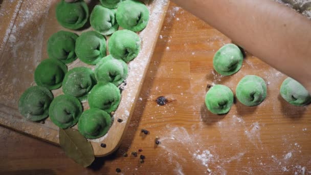 Domowej roboty zielone dumlplings - Materiał filmowy, wideo