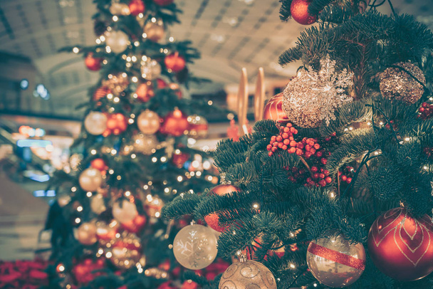 Decorazione dell'albero di Natale nel centro commerciale; stile vintage
 - Foto, immagini