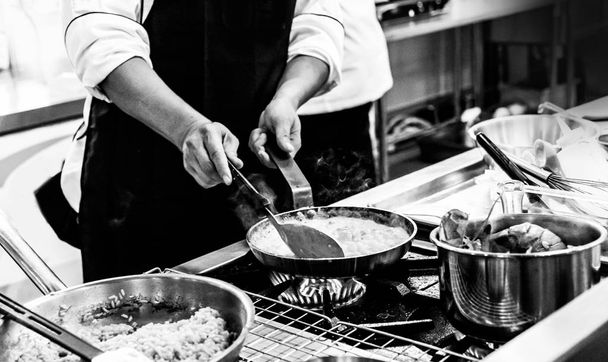 Chef preparando comida en la cocina, cocinero, primer plano
 - Foto, imagen