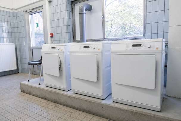 Çamaşırhanede kurutucular - Fotoğraf, Görsel