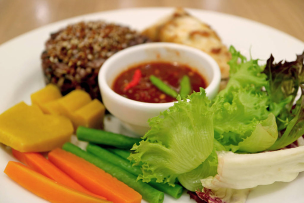 スパイシーなエビペーストの新鮮な煮込み野菜を閉じディップ,タイ料理伝統的なサイドディッシュ - 写真・画像