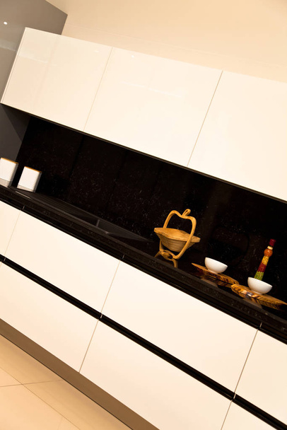 Interieur van luxe moderne keuken witte kasten - Foto, afbeelding