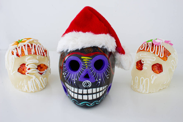 Černé tradiční mexické cukrové lebky se Santovými klobouky. Mexické Vánoce. (calaveritas de azucar para navidad en M � xico) mix kultur. - Fotografie, Obrázek