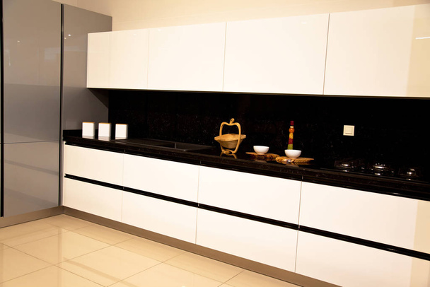 Belső tér luxus modern konyha fehér szürke szekrények - Fotó, kép
