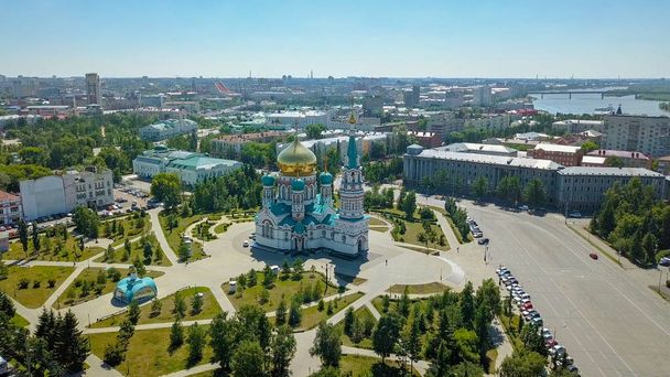 Cathédrale de l'Assomption de la Bienheureuse Vierge Marie, vue panoramique sur la ville. Omsk, Russie, De Dron
  - Photo, image