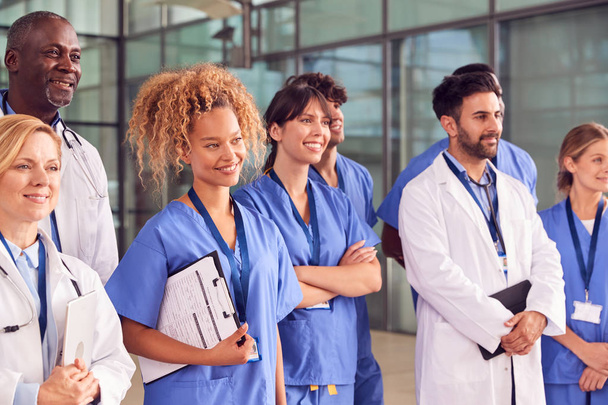 Smiling Medical Team Standing In Modern Hospital Building - Zdjęcie, obraz