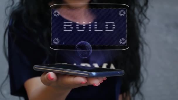 Mujer mostrando holograma HUD Construir
 - Imágenes, Vídeo