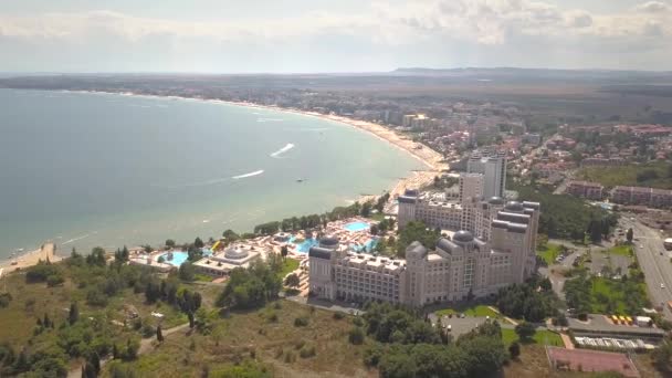 Vista aérea de la ciudad de Sunny Beach que se encuentra en la orilla del Mar Negro. Vista superior de playas de arena con muchos edificios hoteleros e infraestructura turística. - Imágenes, Vídeo