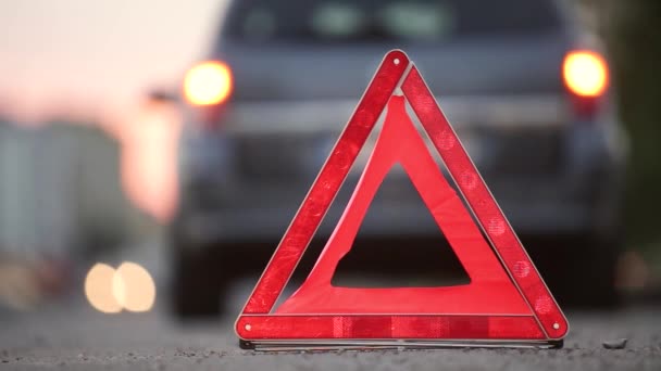 Rotes Not-Stopp-Schild hinter kaputtem Auto mit Blinklicht am Straßenrand. - Filmmaterial, Video