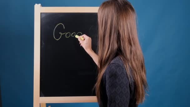 Kobieta pisze na tablicy napis "Dzień dobry". Dobry pomysł na dzień - Materiał filmowy, wideo