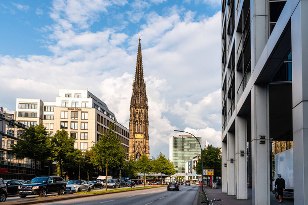 Město Hamburk s věží památníku sv. Mikuláše na pozadí - Fotografie, Obrázek