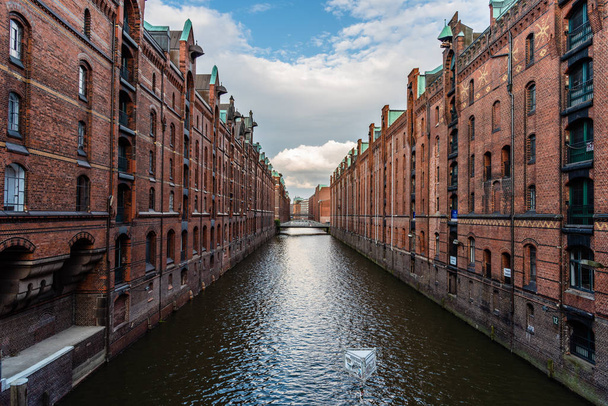 The Warehouse District or Speicherstadt in Hamburg. Wandrahmsfleet canal - Foto, Imagen