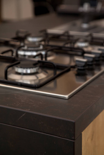 Современная чистая кухня и встроенная газовая печь из нержавеющей стали
 - Фото, изображение