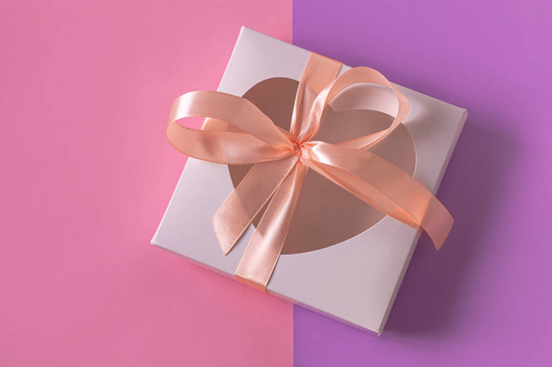 White gift box with heartshaped window and card tag on pastel pu - Φωτογραφία, εικόνα