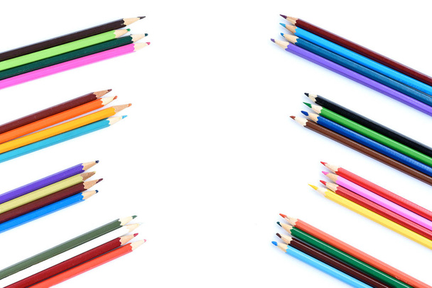Crayons colorés, pastel et gouache isolés sur fond blanc avec espace de copie. Concept de dessin
. - Photo, image