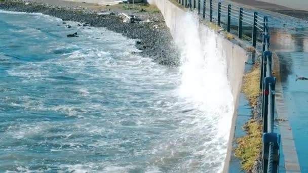 Ralenti vagues énormes qui s'écrasent sur la digue à Istanbul
 - Séquence, vidéo