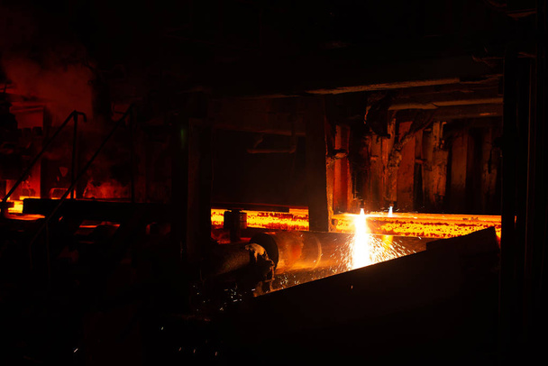 Tarugos de aço vermelho quente no corte da tocha. Contexto do ferreiro e da indústria metalúrgica
. - Foto, Imagem