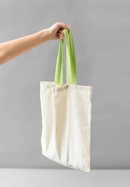 hand holding reusable canvas bag for food shopping - Foto, Imagem
