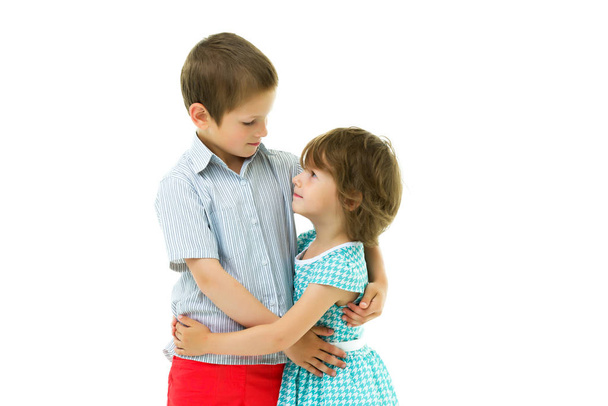 Menino e menina irmão e irmã gentilmente abraço
 - Foto, Imagem