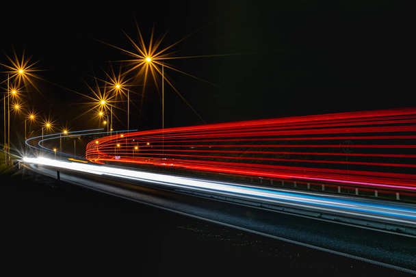 φώτα των αυτοκινήτων με νύχτα - Φωτογραφία, εικόνα