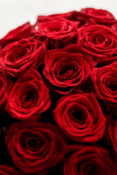 Gourgeous luxus csokor vörös rózsa, virág virágzik a növény - Fotó, kép
