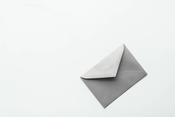 Пустые бумажные конверты на мраморном фоне, праздничная почта
 - Фото, изображение