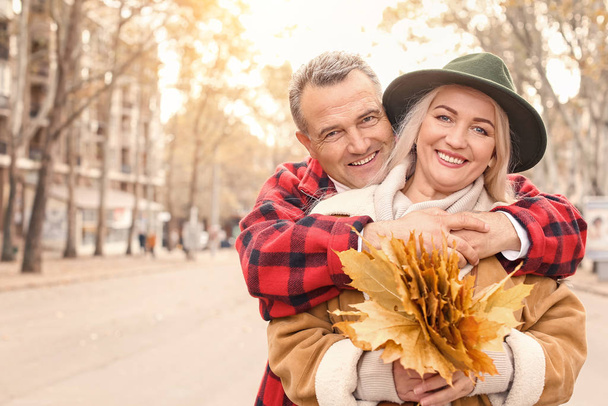 glückliches reifes Paar an einem Herbsttag im Freien - Foto, Bild