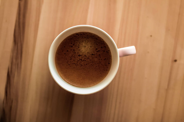 Ранкова чашка кави з молоком на мармуровому камені плоский лежав, гарячий напій
 - Фото, зображення