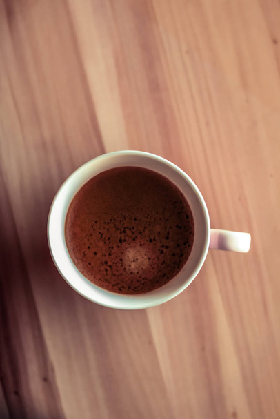 Reggeli kávé csésze tejjel márvány kő lapos fektetés, forró ital - Fotó, kép