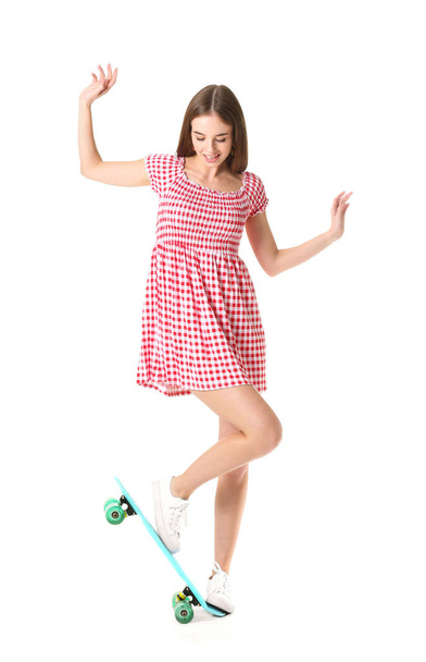 Стильна дівчина-хіпстер зі скейтбордом на білому тлі
 - Фото, зображення