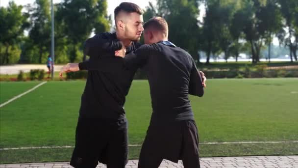 Dois lutadores praticam habilidades de mma em treinamento
 - Filmagem, Vídeo
