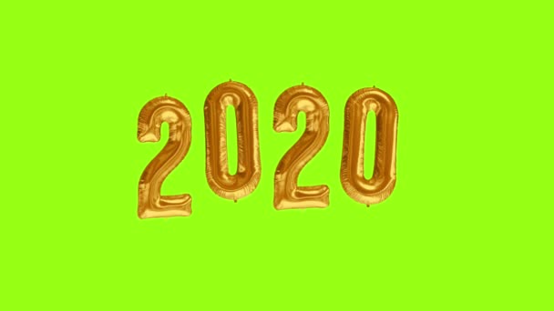 Yeni yıl 2020 kutlaması. Yeşil arka planda 2020 numaralı altın folyo balonları - Video, Çekim