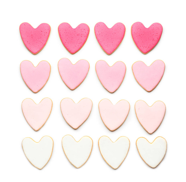 Beyaz arka planda Sevgililer Günü için kalp şeklinde kurabiyeler - Fotoğraf, Görsel