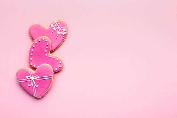 Печиво у формі серця для Валентина на кольоровому фоні. - Фото, зображення