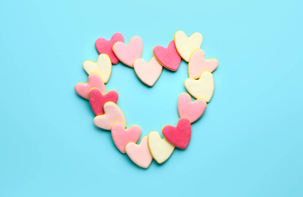 ハート形のクッキーのためのバレンタインデーの色の背景 - 写真・画像
